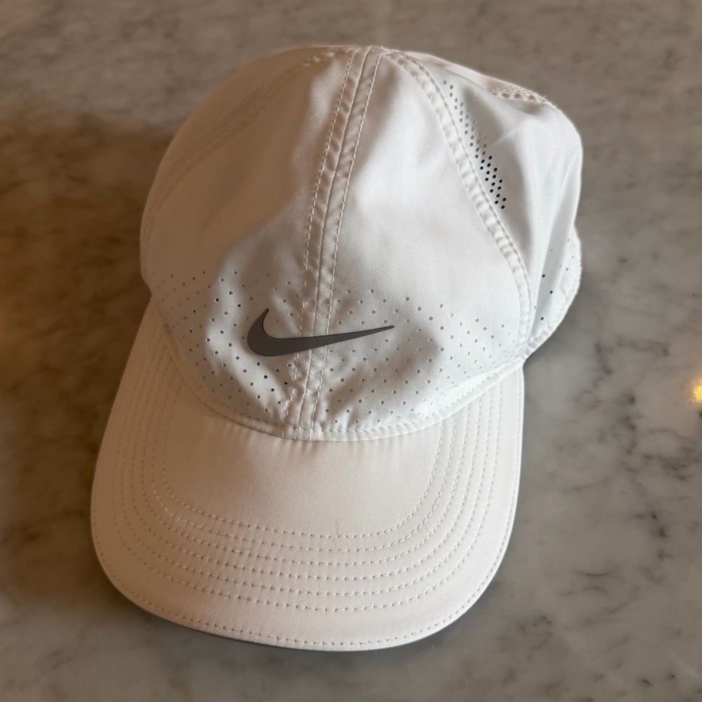 Nike Dry-Fit featherlight White Sports Cap